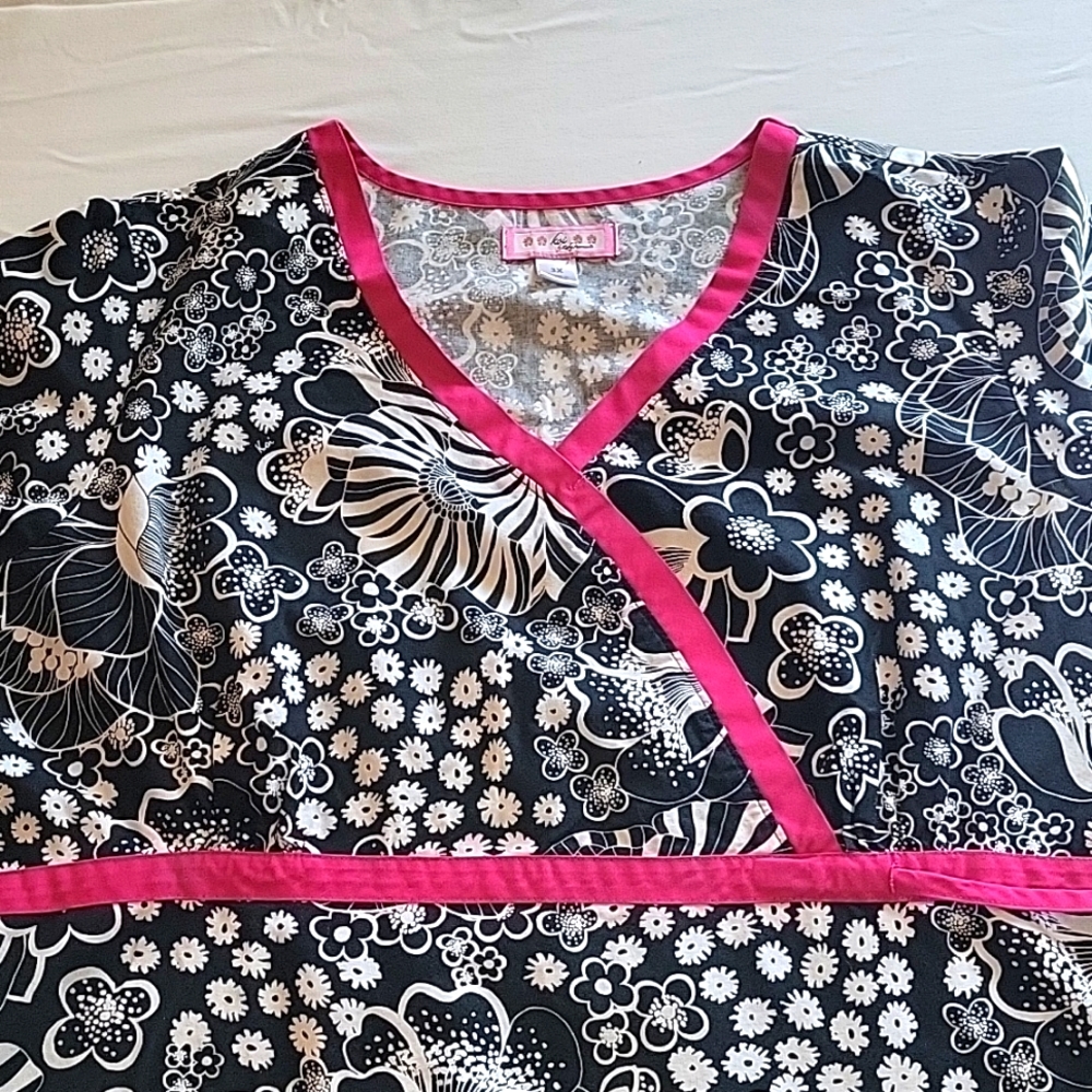 Koi Scrub top size 3XL super cute black and white NICE